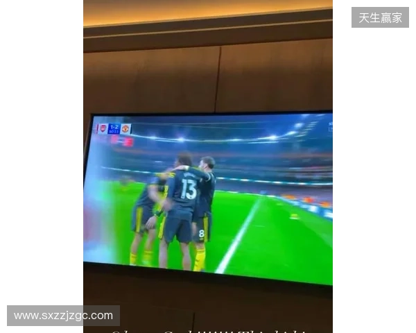 齐尔克泽晒在家看直播照片:我的天哪!!多古太牛了! 齐尔克泽晒在家看直播照片:我的天哪!!多古太牛了!