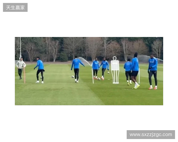 跟队:埃斯特旺参加了切尔西的公开训练,里斯、约恩森缺席